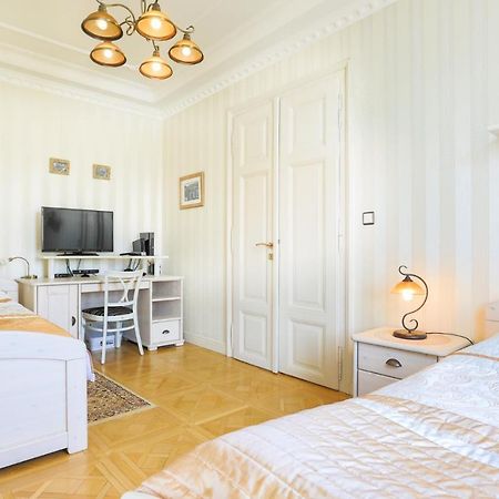 Apartman Nostalgia การ์โลวีวารี ภายนอก รูปภาพ