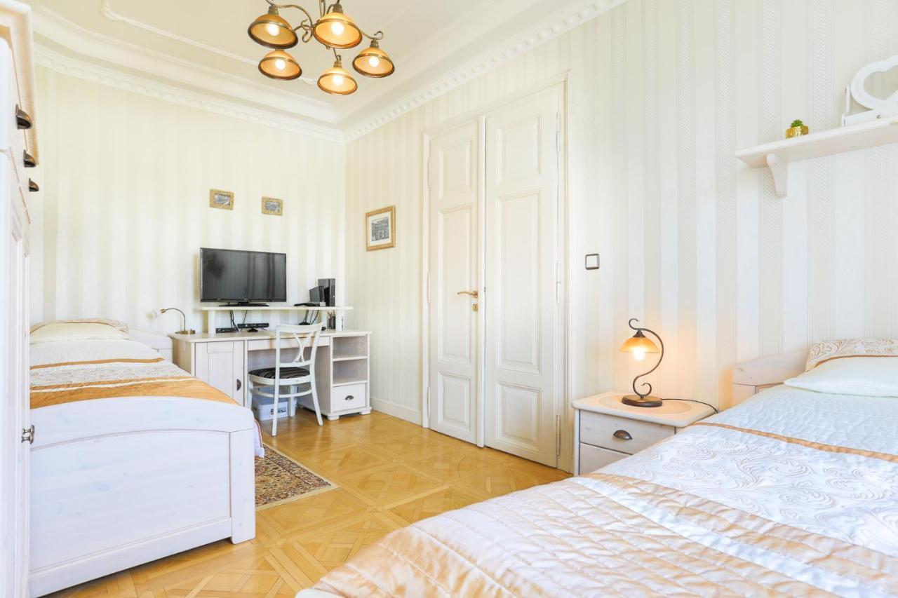 Apartman Nostalgia การ์โลวีวารี ภายนอก รูปภาพ