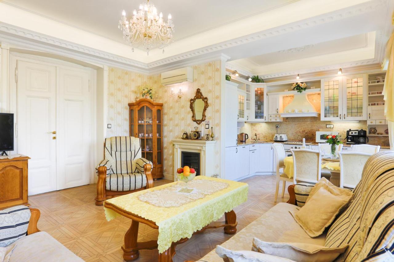 Apartman Nostalgia การ์โลวีวารี ภายนอก รูปภาพ